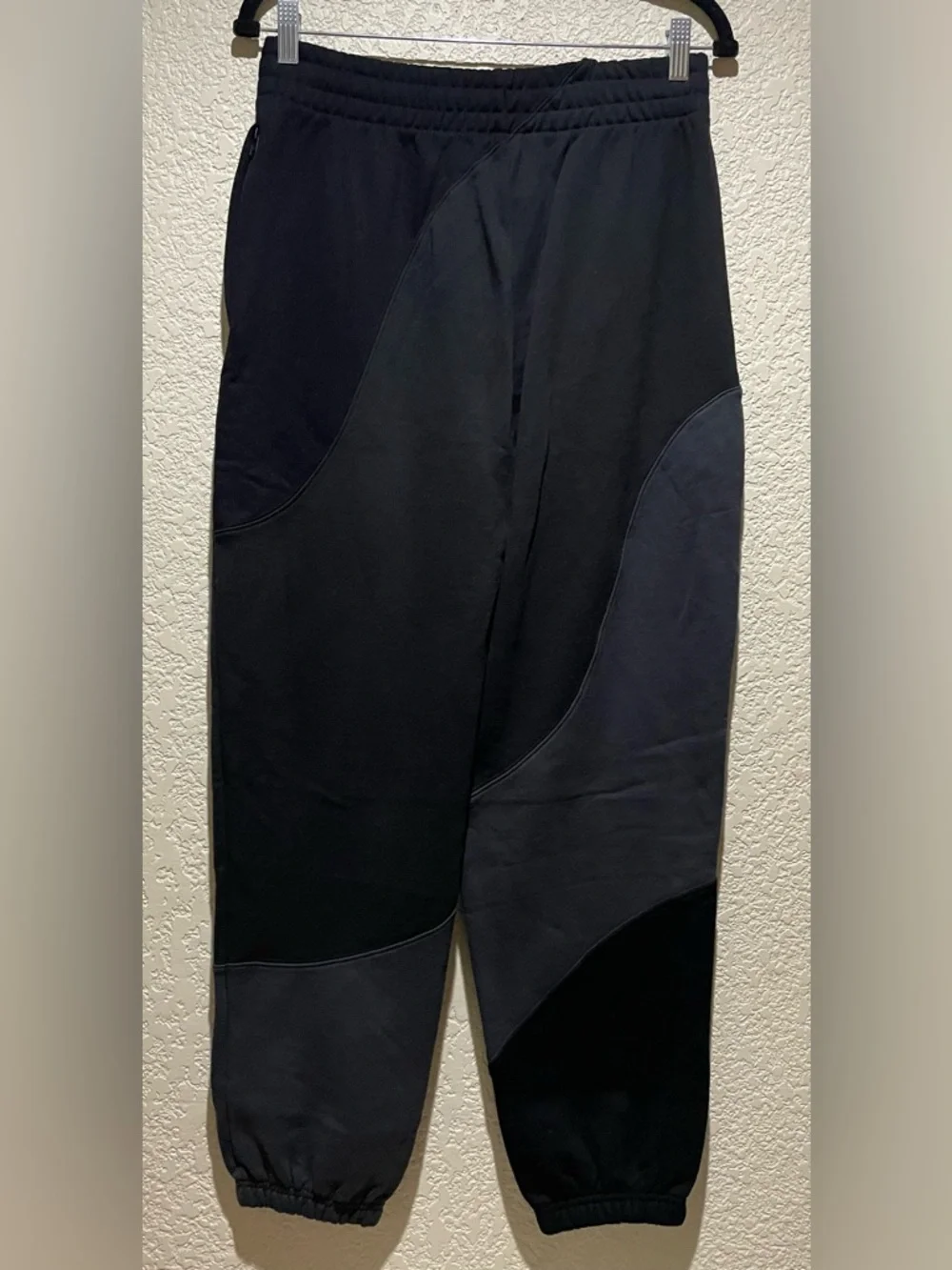 Alo NWOT Make Waves Sweatpants Vintage Black Tonal zipper pockets Size S